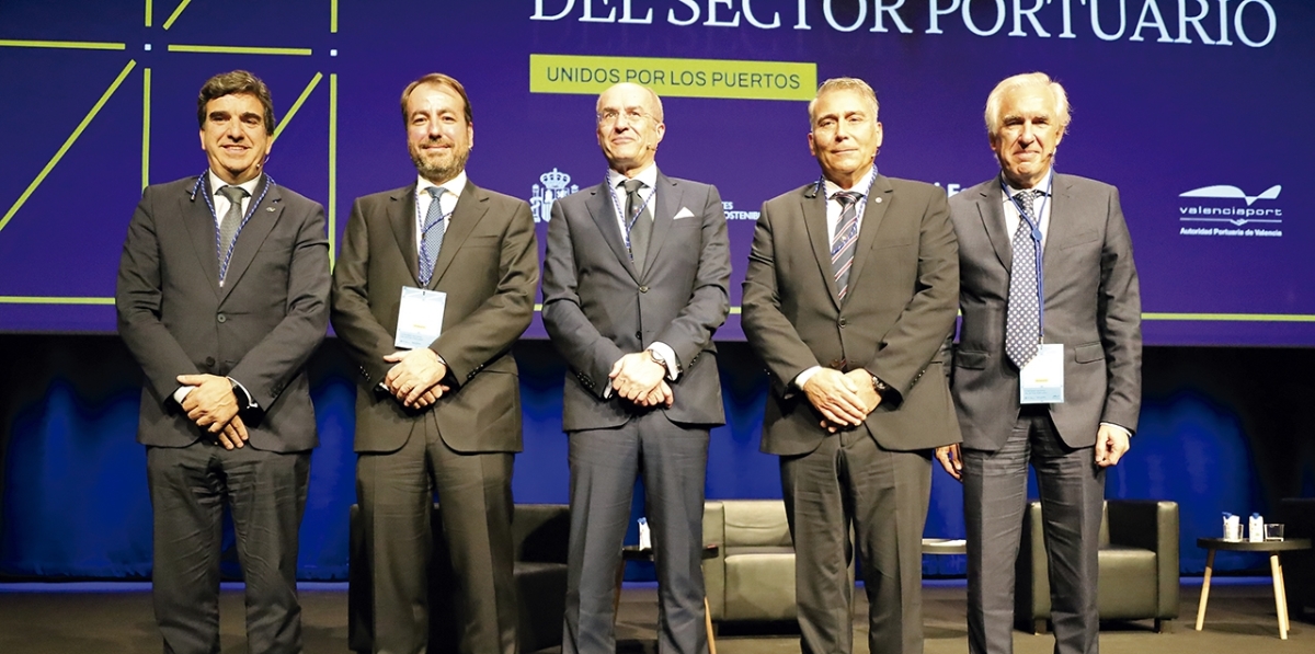 Martín Fernández, presidente de Autoridad Portuaria de A Coruña; Antonio Bordils, CEO de Boluda Corporación Marítima y vicepresidente de ANARE; Francisco Peleteiro, secretario general de la Asociación Española de Empresas de Amarre (AEEA); Antonio Sabor, vicepresidente del Colegio Oficial Nacional de Prácticos de Puerto; y José Luis Romero, secretario general de la Asociación Nacional de Empresas Estibadoras (ANESCO). Foto R. T.