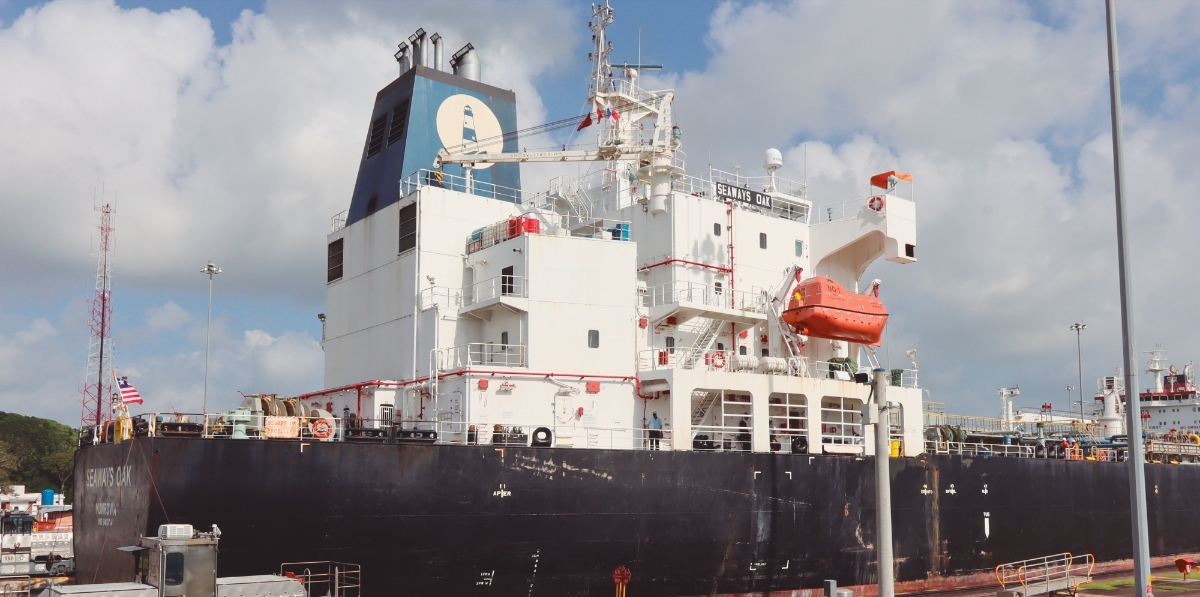 Una locomotora facilita el tránsito de un buque en Gatún. Foto J.P.