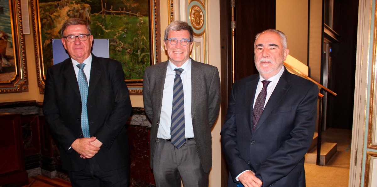 Néstor Martínez, director adjunto de la APV; Aurelio Martínez, presidente de la APV y Francesc Sánchez, director.