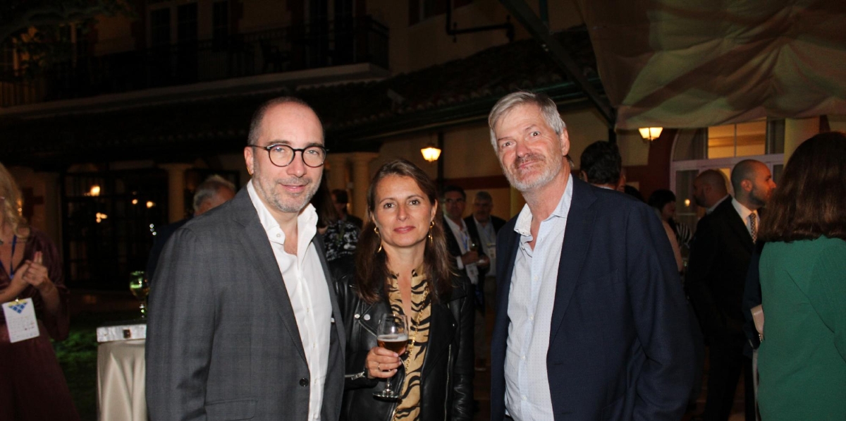 Marc Porta, Kerry Logistics, y Marianne Lebegue, sra Porta, y Albert Ginjaume, AGSA. Foto A.T.