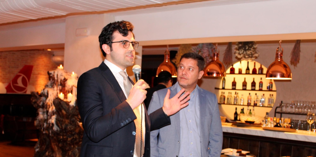 Ali Ramazan, responsable de Turkish en España, durante su discurso, junto a Javier Rey, Product manager.