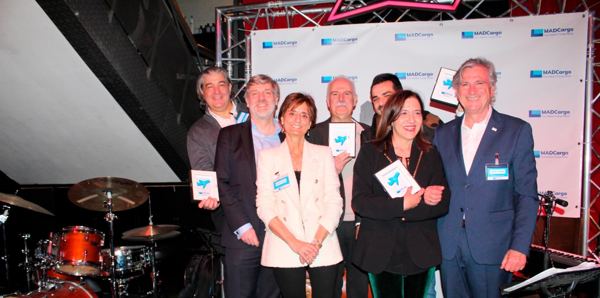 Foto de grupo de todos los galardonados en la Noche de la Carga Aérea, junto con Jesús Cuéllar (derecha) y Nuria Lacaci (tercera por la izquierda).