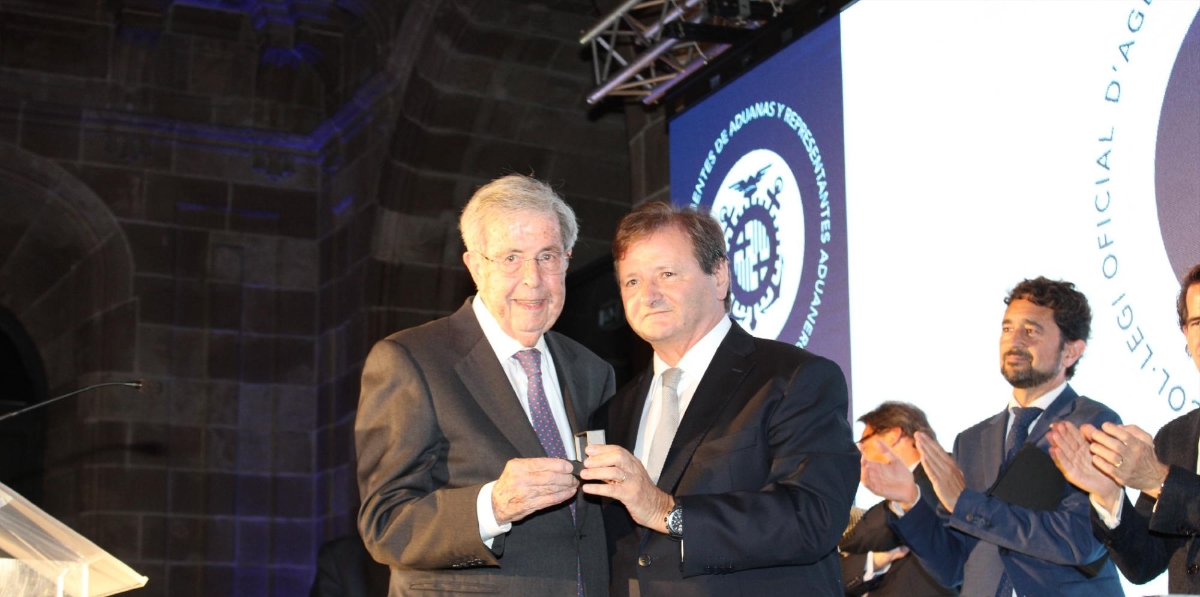 Joaquim Tintoré, expresidente COACAB, recoge reconocimiento de la mano de Antonio Llobet, presidente del COACAB. Foto A.Tejera.