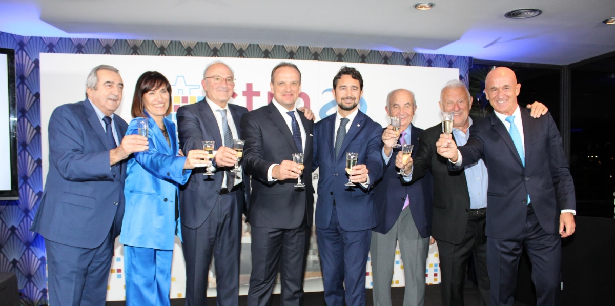 Emili Sanz, presidente de ATEIA-Oltra Barcelona y vocal del CTM; Lydia Diaz, vicepresidenta del CTM; Jaume Altisent, presidente; Michel Corell, vocal del CTM; Damià Calvet, presidente del Port de Barcelona; Jesús Revilla, tesorero; Josep Bertran, secretario, y Xavi Casas, vocal. Foto A.Tejera.