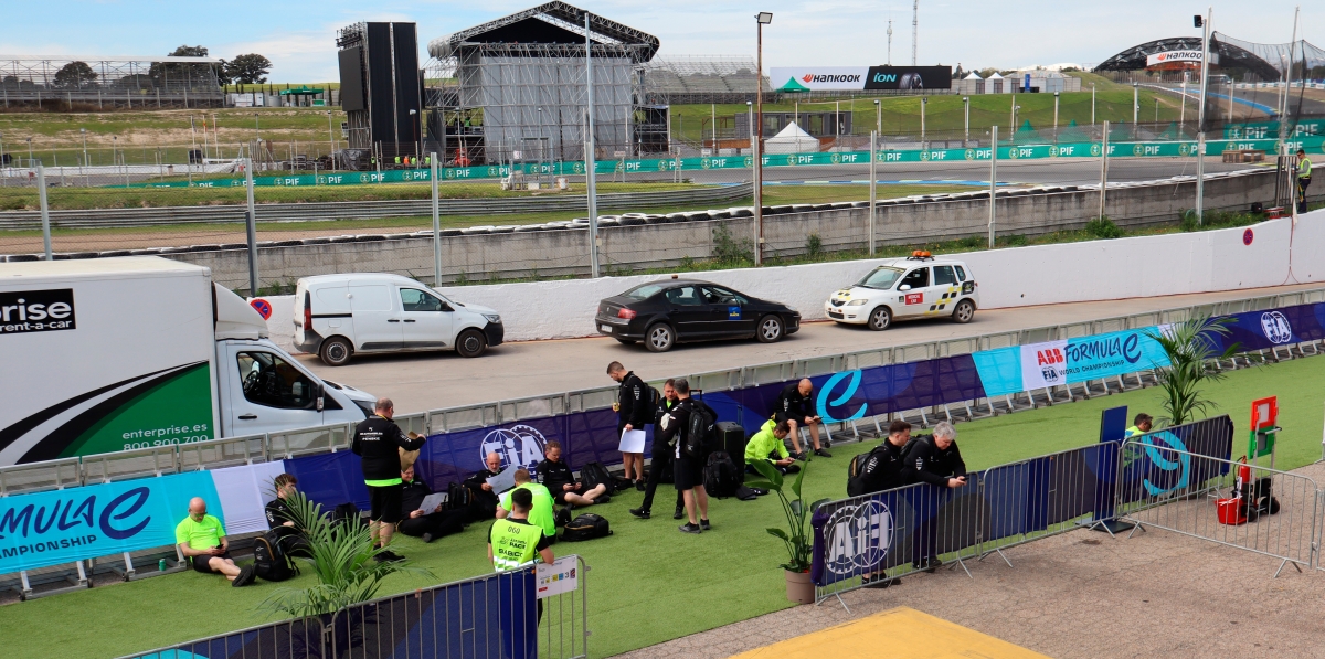 El personal de cada equipo aguarda a que sean las 13:00 horas para iniciar el montaje.