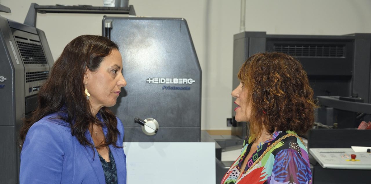 Magda Tatay, directora general editorial; y Elena Rincón, jefa de Comunicación y Marketing de la Autoridad Portuaria de Castellón. Foto: Raúl Tárrega.