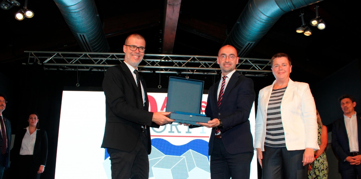 Josep Maria Cruset, presidente de la APT; Öder Basboga, de DFDS, y Genoveva Climent, del Port de Tarragona y en representación de Ekol Logistics. Foto J.C.S.