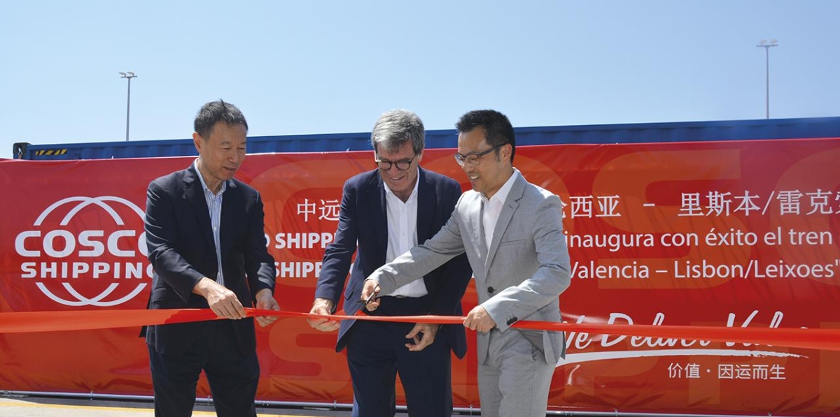 Ken Chan, CEO de CSP Spain; Aurelio Martínez, presidente de Valenciaport; y Wan Kun, managing director de COSCO Shipping Lines Spain, durante el corte de la cinta inaugural del nuevo servicio ferroviario. Foto: Raúl Tárrega.