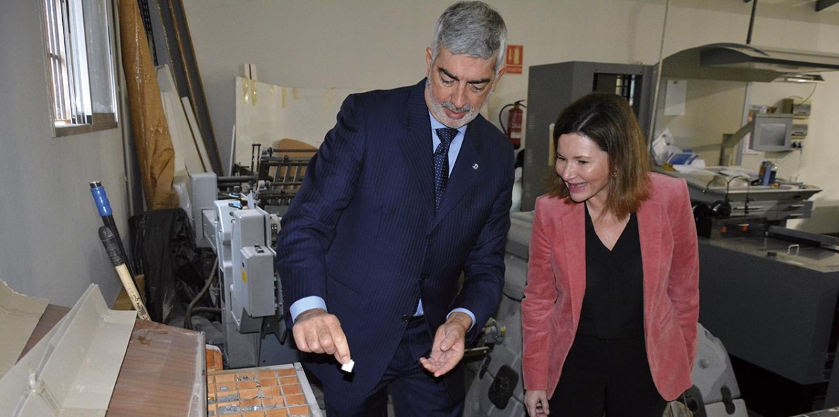Francisco Prado y María José Rallo, en uno de los momentos de la visita a las instalaciones de Grupo Diario. Foto: Raúl Tárrega.