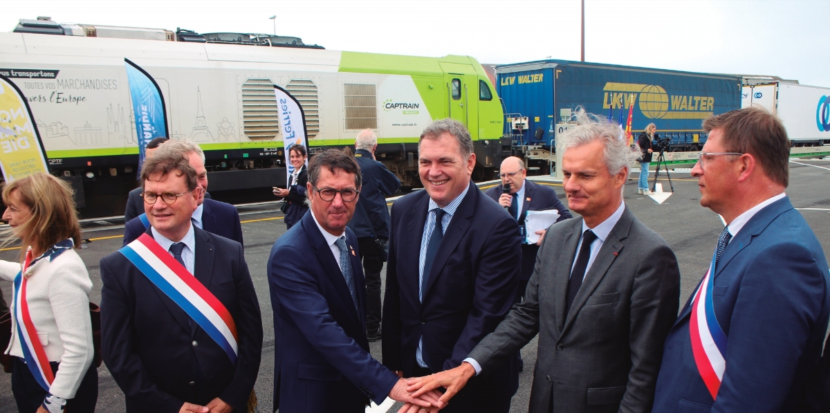 El ministro francés de Transportes, Philippe Tabarot (centro), el presidente de Brittany Ferries, Jean-Marc Roué (izq.) y Jean Baptiste Gastinne, vicepresidente de la Región de Normadía (derecha), accionan el botón de puesta en marcha de la autopista ferroviaria Cherburgo-Mouguerre en la nueva terminal. Foto J.P.