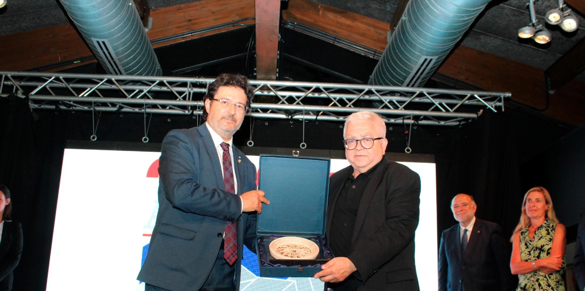 Isidre Gavin entrega el reconocimiento a Julio Carazo. Foto J.C.S.