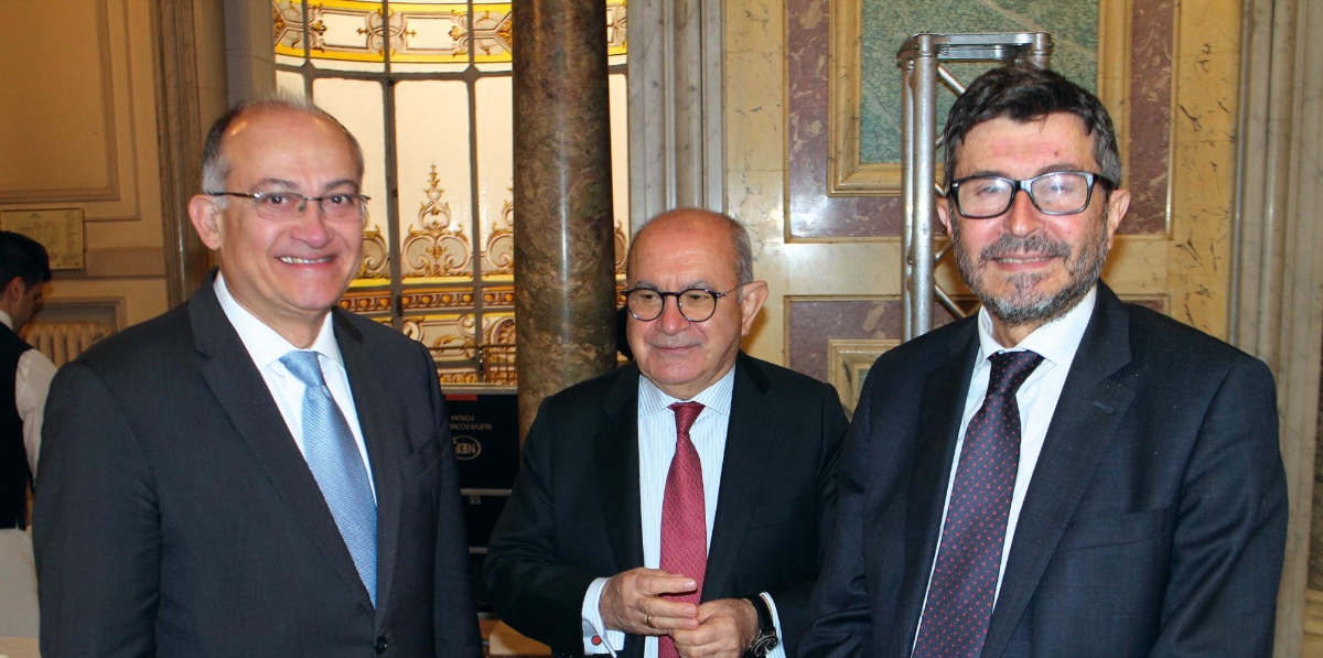De izquierda a derecha, Joan Calabuig, nuevo presidente de la Autoridad Portuaria de Valencia (APV); José Luis Rodríguez, presidente de Nueva Economía Fórum; y Álvaro Rodríguez Dapena, presidente del Organismo Público Puertos del Estado (OPPE), ayer al término del Desayuno Informativo celebrado en Madrid. Foto Miguel Jiménez
