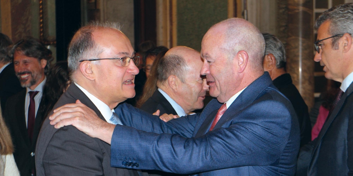 Joan Calbuig, nuevo presidente de la APV, saluda a Ricardo Barkala, presidente de la AP de Bilbao. Foto Miguel Jiménez