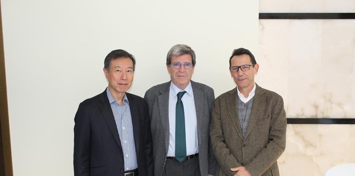 Ken Chan (COSCO Shipping Ports); Aurelio García (APV) y Elías García (COSCO Shipping Ports).