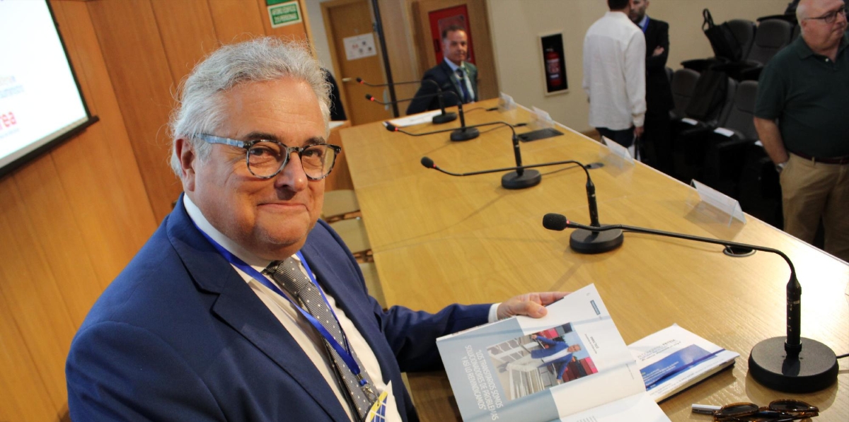 Enric Ticó, presidente de FETEIA-Oltra leyendo su entrevista en libro de Transitarios de Grupo Diario. Foto A.T.