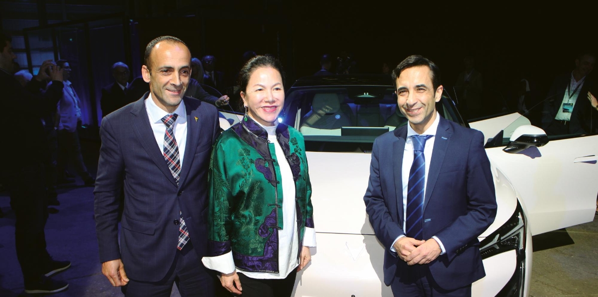 El presidente de la Autoridad Portuaria de Ferrol-San Cibrao, Francisco Barea (primero izquierda), con el alcalde de Ferrol, José Manuel Rey, y Zheng Fang, directora ejecutiva de Arcfox Automotive España. Foto J.P