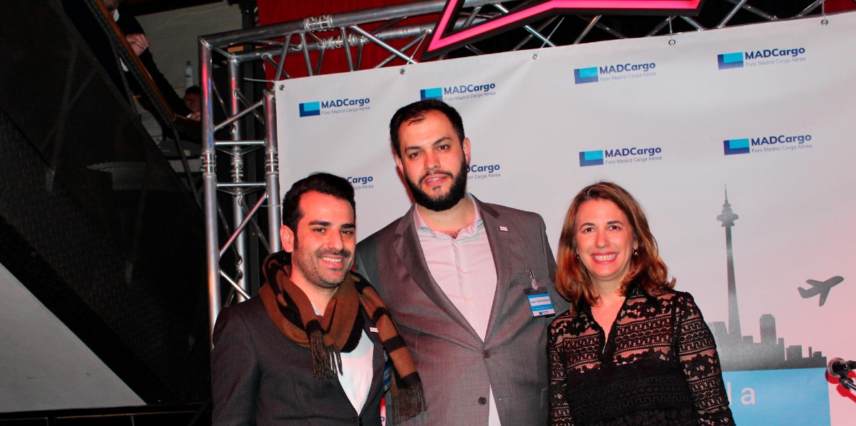 Juan Carlos Libreros (centro) y Regina Domínguez, de Foro MADCargo, junto a Manuel Galindo, COO de Webcargo.