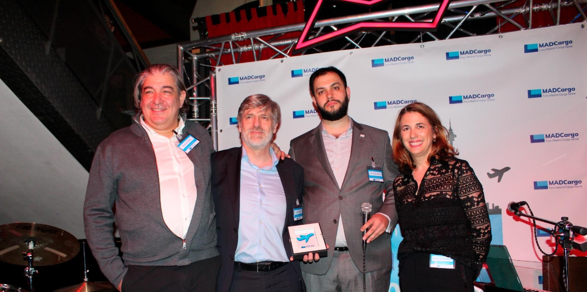 Juan Carlos Libreros (tercero por la izquierda) y Regina Domínguez, de Foro MADCargo, junto al equipo de Usyncro.