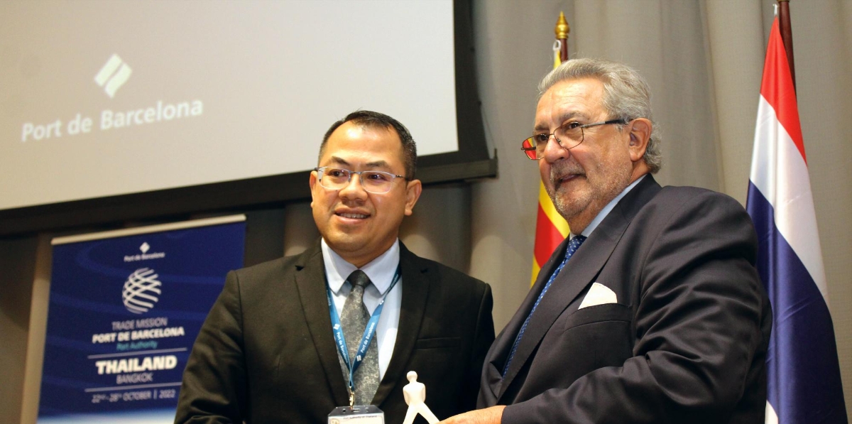 Kriengkrai Chaisiriwongsuk, director general de la Port Authority of Thailand, y Javier Vidal, vicepresidente del Consejo de Administración del Port de Barcelona. Foto A. Tejera.