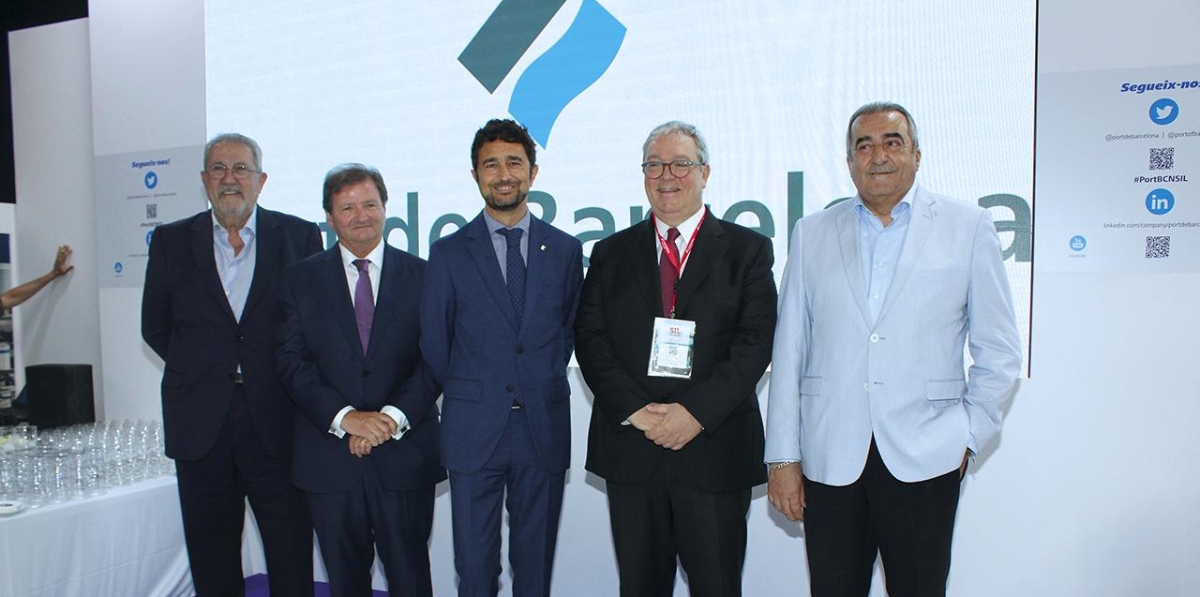 Javier Vidal, presidente de AEEPB; Antonio Llobet, presidente del COACAB; Damià Calvet, presidente del Port de Barcelona; Jordi Trius, presidente de ACB, y Emili Sanz, presidente de ATEIA Barcelona. Foto Alba Tejera.
