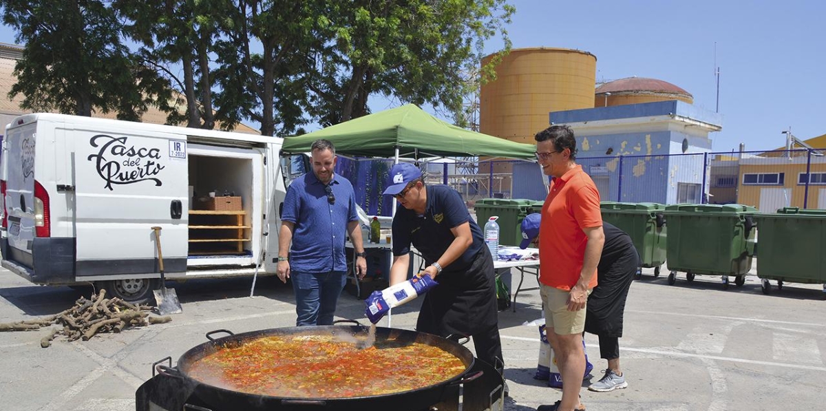 El presidente y el director de la APV, Rafa Simó y José María Gómez, supervisando la preparación de la paella.