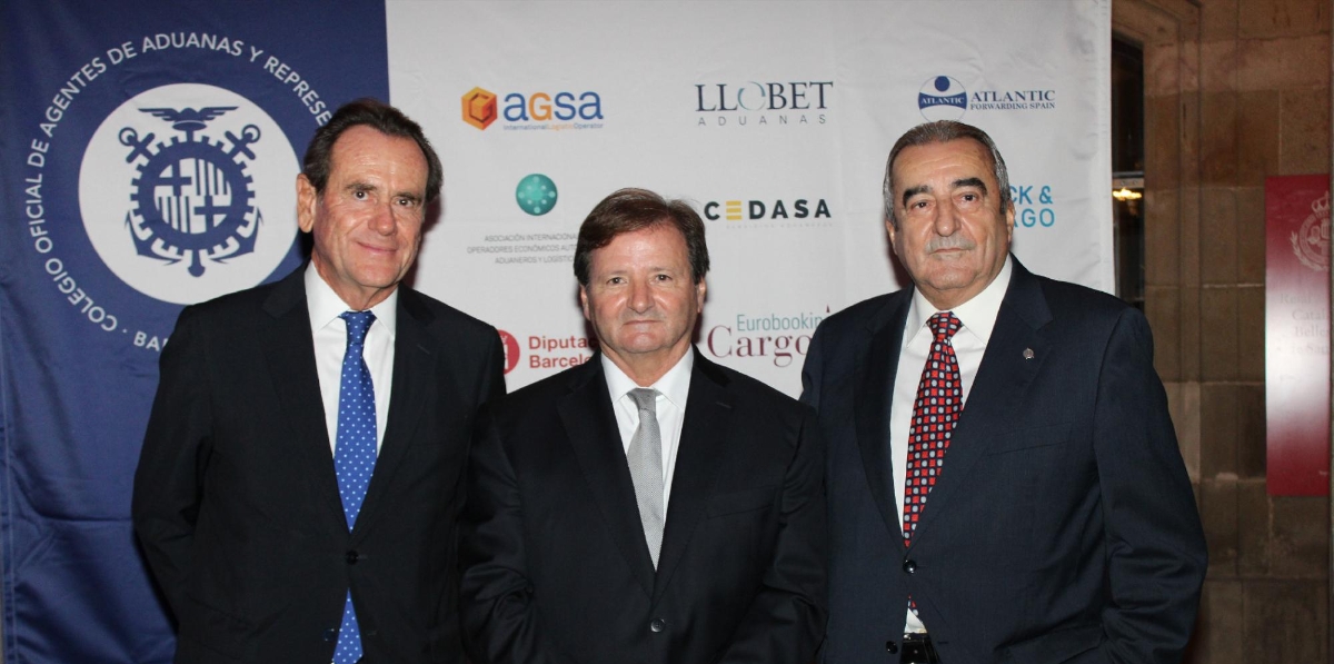 Sixte Cambra, expresidente del Port de Barcelona; Antonio Llobet, presidente del COACAB, y Emili Sanz, presidente ATEIA-Oltra Barcelona. Foto A.Tejera.