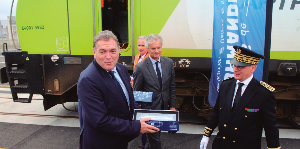 El ministro de Transportes francés, Philippe Tabarot, recibió como obsequio una maqueta del tren. Foto J.P.