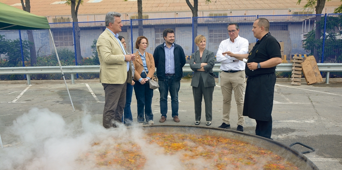 Las autoridades se interesaron por el cocinado de la paella. Foto J.C.P.