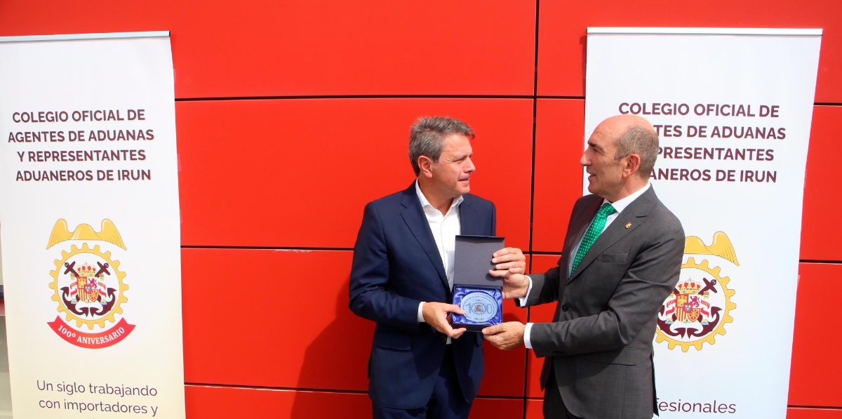 José Antonio Santano, alcalde de Irún (izquierda) y Martín Visiers, presidente del Colegio Oficial de Agentes de Aduanas y Representantes Aduaneros de Irún. Foto J.P.