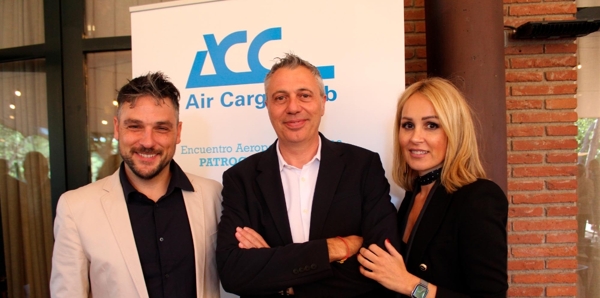 Iván López (Qatar), Xavier Pomares (DECOEXA) y Silvia Sánchez (The Freighter). Foto J.C.S.