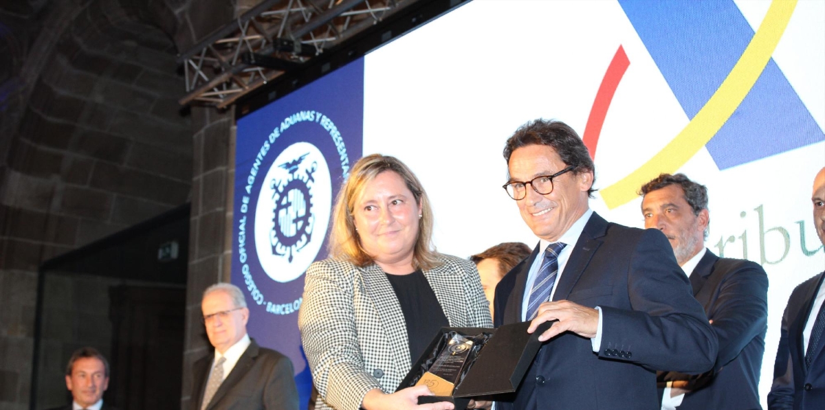 Almudena Escobedo, jefa de la Dependencia Regional de Aduanas e Impuestos Especiales de Catalunya recoge obsequio de reconocimiento. Foto A.Tejera.