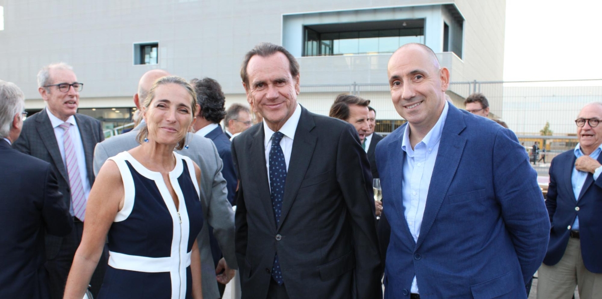 Núria Burguera, Port de Barcelona; Sixte Cambra, expresidente del Port de Barcelona; y Carles Mayol, Sales Leader of Ports and Transportation Europe. Foto A.Tejera.