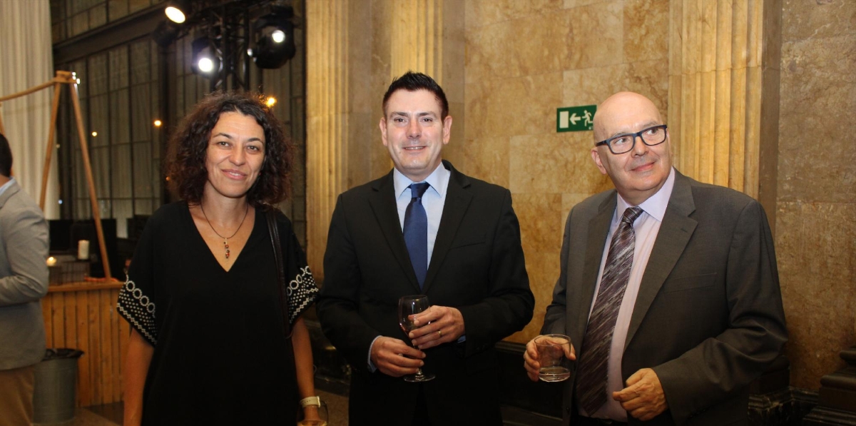 Sonia Corrochano, directora del Aeropuerto de Barcelona-El Prat; Òscar Oliver, consultor de transporte aéreo, y Manel Fran, jefe de prensa de AENA en el Aeropuerto de Barcelona. Foto A.T.