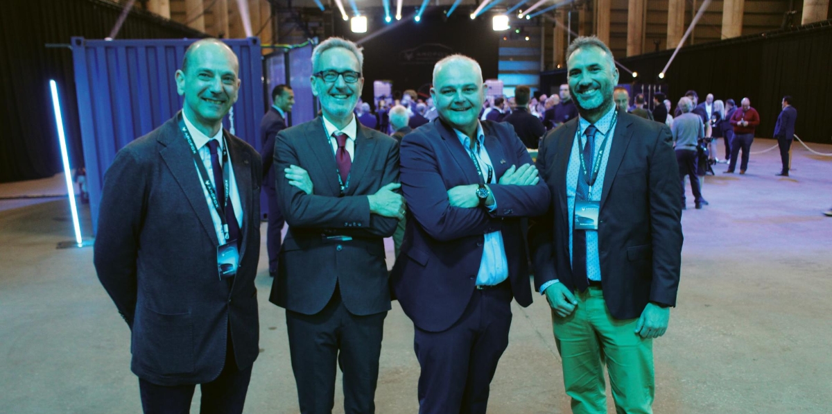 Desde la izquierda: Mikel Urrutia, director general de Vasco Shipping (agente de COSCO en Galicia, Bilbao y Canarias); Jon Azarloza, CEO de Grupo VASCO; Benito Pérez, de Galogística; Pablo Paz, delegado de Vasco Shipping en Galicia. Foto J.P.