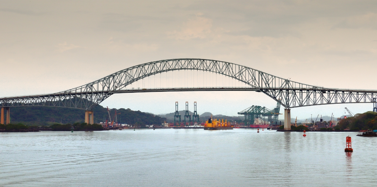 Puente de Las Américas, a la entrada del Canal desde el Pacìfico, con la rerminal de Rodman, operada por SA International, a la izquierda. Foto J.P.