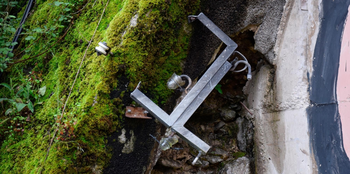 Un trozo del tendido eléctrico que discurre por la zona aparece desprendido en el borde del túnel. Foto M.J.
