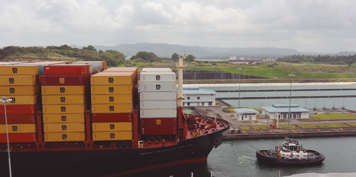 El “MSC Bianca Silvia” se adentra en la primera cámara de Agua Clara. Foto J.P.