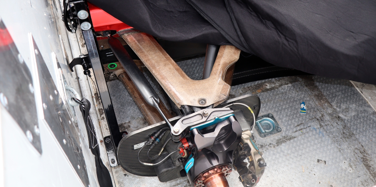 En algunos casos los coches viajan con las ruedas traseras desmontadas.