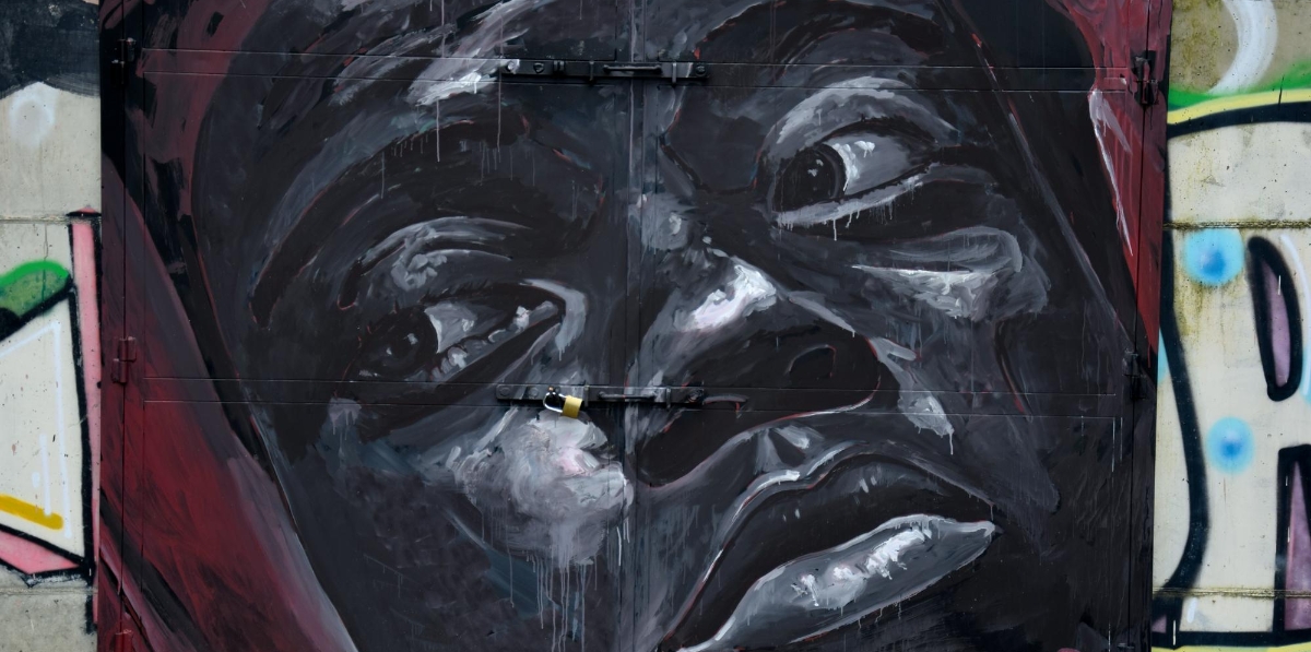 El rostro de un joven de raza negra preside el portalón metálico en el centro de la boca del túnel. Foto M.J.