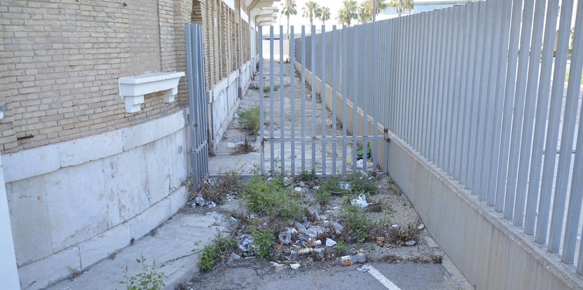 En la actualidad, la parte exterior del edificio, donde se acumula la basura, se encuentra descuidada. Foto R. T.