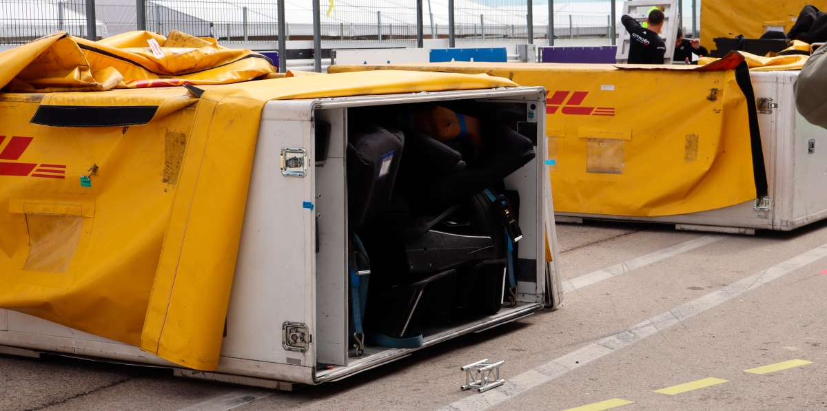 Los coches viajan dentro de cada contenedor con algunas de sus piezas desmontadas, entre ellas el morro.