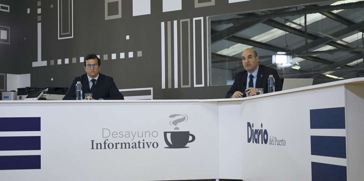 José María Gómez, director de PortCastelló; y Miguel Jiménez, director de Diario del Puerto, durante la celebración del Desayuno Informativo. Foto: Raúl Molina.
