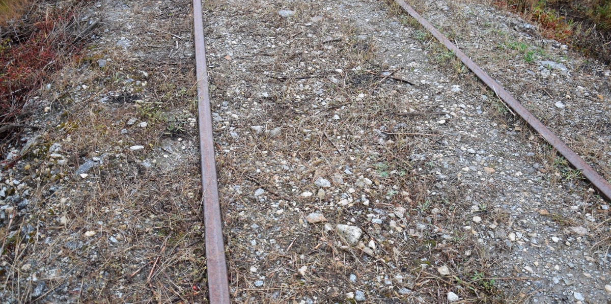 Las vías casi permanecen enterradas en el tramo de acceso al túnel. Foto M.J.