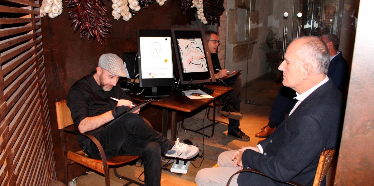 El evento contó con dos caricaturistas que regalaban un “recuerdo inolvidable“ de la velada.