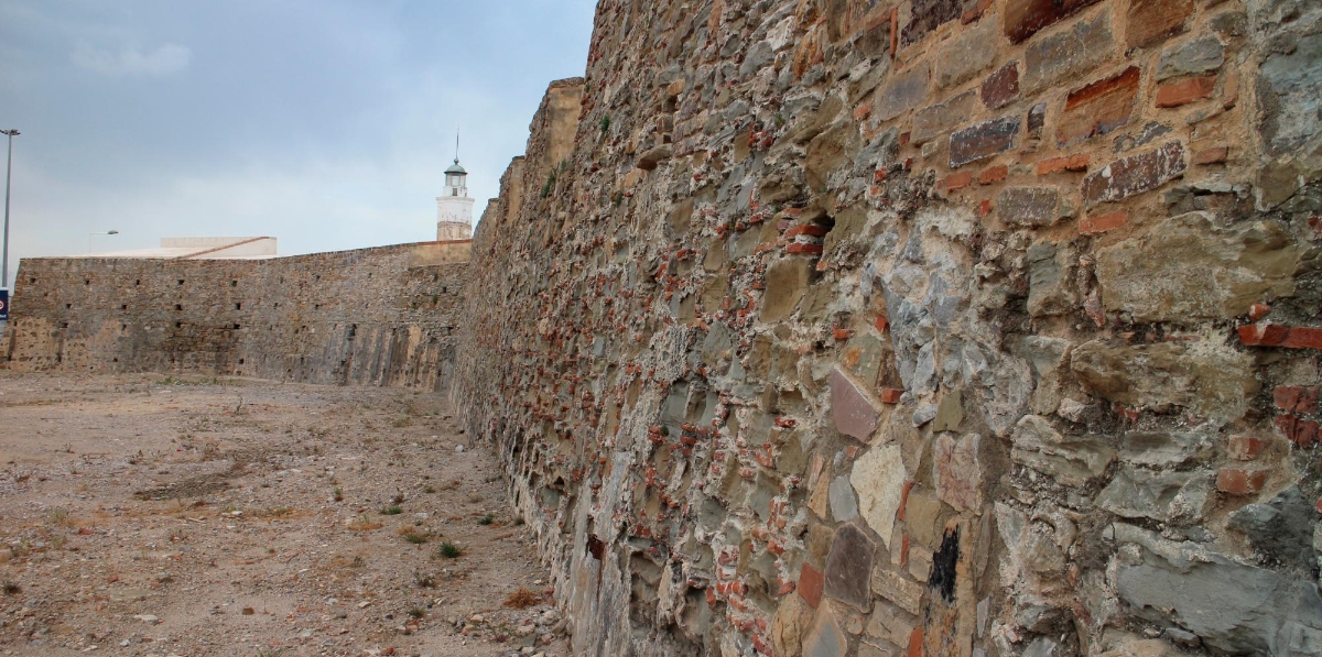 Muro exterior que se excavará para dejarlo en toda su dimensión. Foto Miguel Jiménez