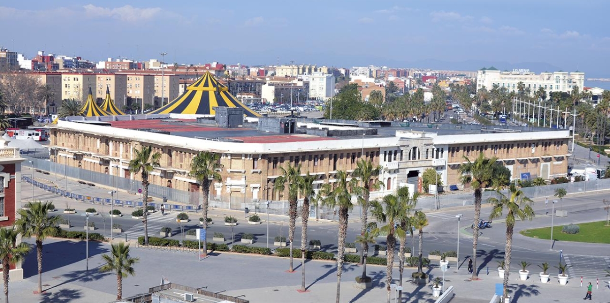 Desde el año 2016, el Edificio Docks del Puerto de Valencia se mantiene vacío y sin ningún tipo de actividad. Foto R.T.