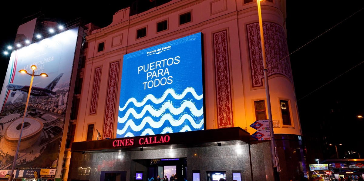 Exterior de los Cines Callao, anunciando el evento.