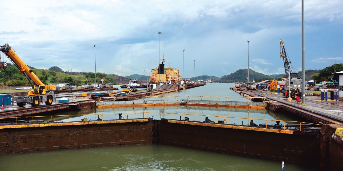 Apertura de compuertas en sentido norte hacia el lago de Miraflores. Foto J.P.