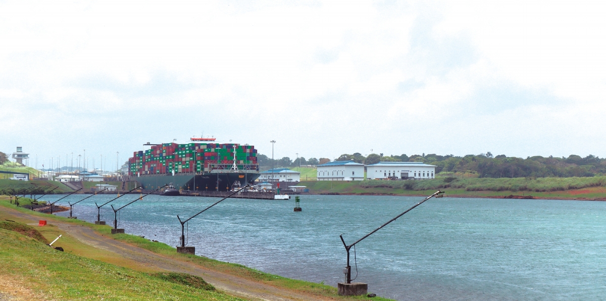 El “Talos” de Evergreen se dirige al Atántico tras salir de las esclusas de Agua Clara. Foto J.P.
