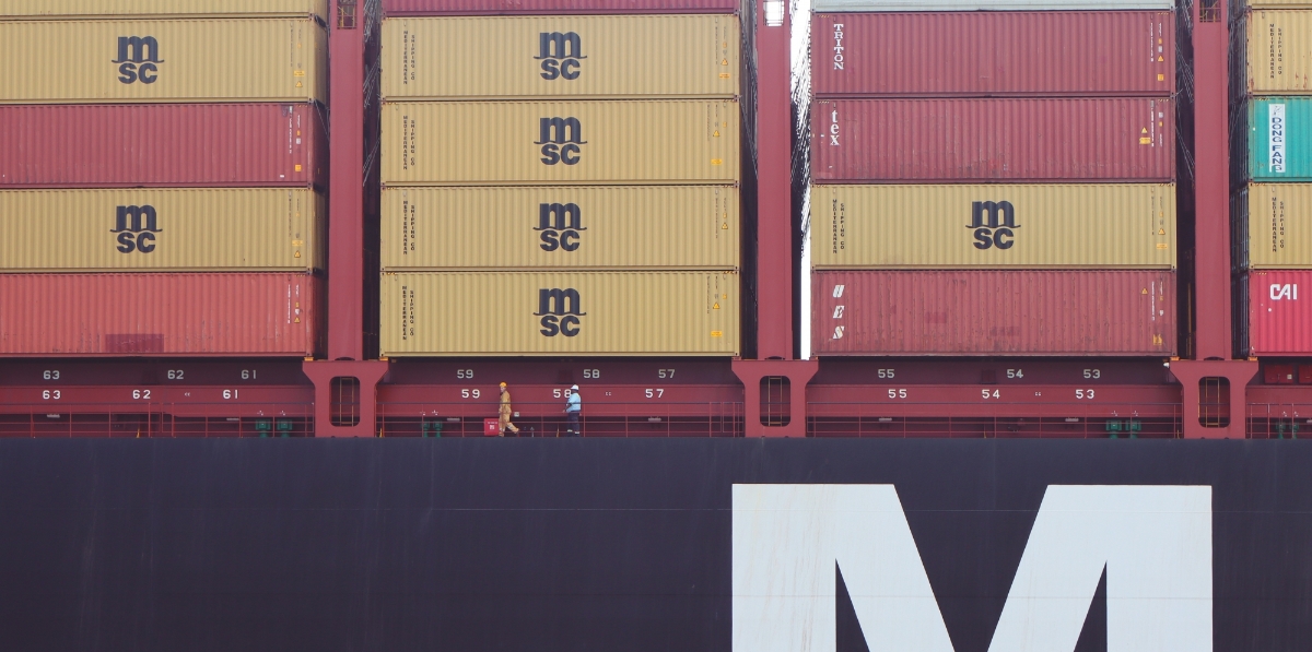 Detalle del “MSC Bianca Silvia” con tripulantes en cubierta. Foto J.P.